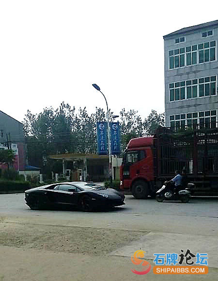 兰博基尼惊现石牌街头.jpg