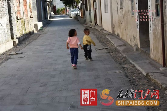 孩子们在石牌老街奔跑.jpg